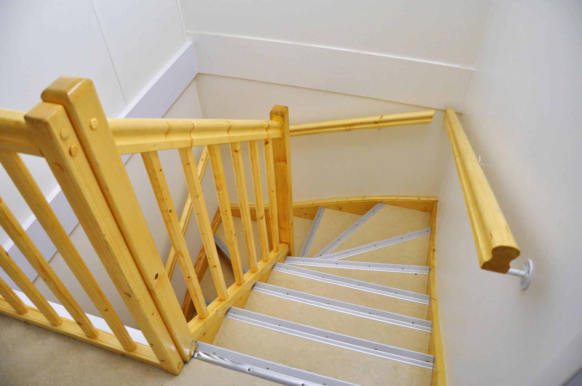 MENUISERIES INTERIEURES - Escalier en sapin 2 quarts tournants